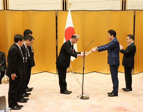 安倍总理在总理大臣官邸出席了第7届“日本制造业大奖表彰仪式及庆祝会”。