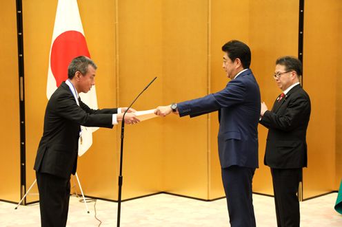 安倍总理在总理大臣官邸出席了第7届“日本制造业大奖表彰仪式及庆祝会”。