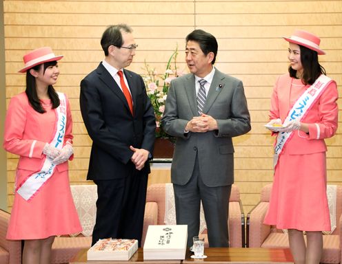 安倍总理在总理大臣官邸接受了福岛县知事内堀雅雄等赠送的天干柿。