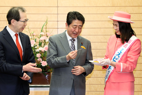安倍总理在总理大臣官邸接受了福岛县知事内堀雅雄等赠送的天干柿。