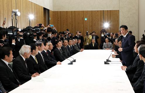 安倍总理在总理大臣官邸接受了教育再生首长会议代表的拜访。