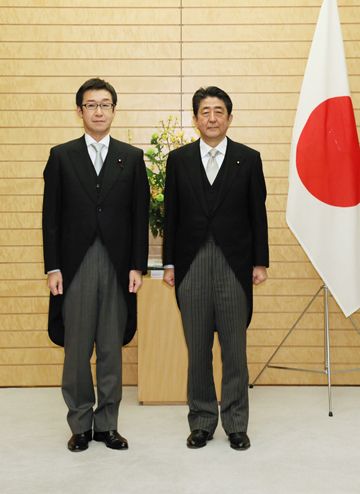 安倍总理与新任的副大臣一起出席在宫中举行的认证式后，返回官邸进行了合影。