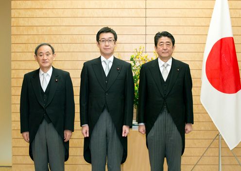 安倍总理与新任的副大臣一起出席在宫中举行的认证式后，返回官邸进行了合影。