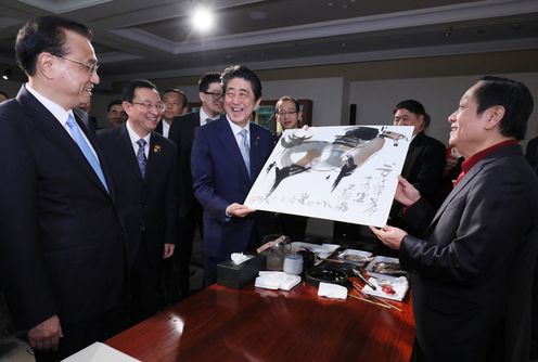 安倍总理参观中华文化展1