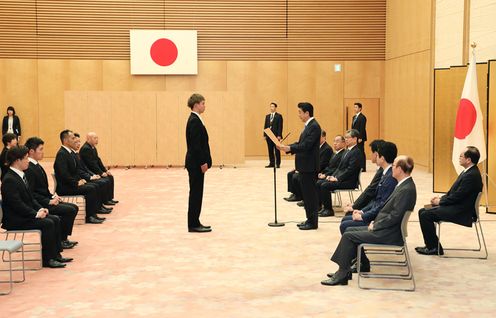 安倍总理在总理大臣官邸向不顾自己危险舍己救人的勇士们颁发了内阁总理大臣感谢状。