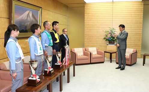 安倍总理在总理大臣官邸接受了4名第49届全国卡车司机大赛冠军的拜访。
