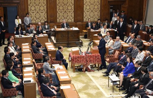 安倍总理在国家基本政策委员会联合审查会上进行了党首讨论。