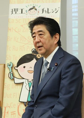 安倍总理在总理大臣官邸出席了与STEM Girls Ambassadors（理工科女子加油大使）的启动座谈会。