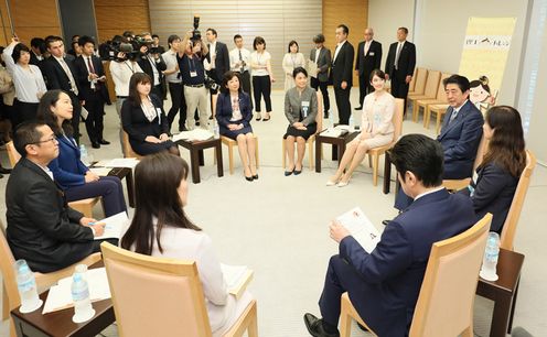 安倍总理在总理大臣官邸出席了与STEM Girls Ambassadors（理工科女子加油大使）的启动座谈会。