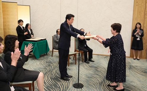 安倍总理出席了在总理大臣官邸举行的建设男女共同参与社会相关表彰仪式及男女共同参与会议相关恳谈会。