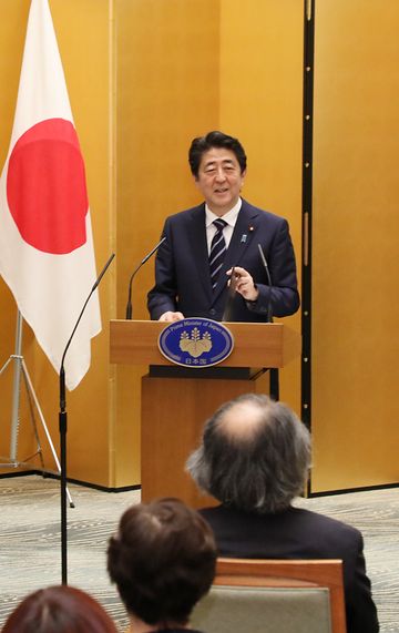 安倍总理出席了在总理大臣官邸举行的建设男女共同参与社会相关表彰仪式及男女共同参与会议相关恳谈会。