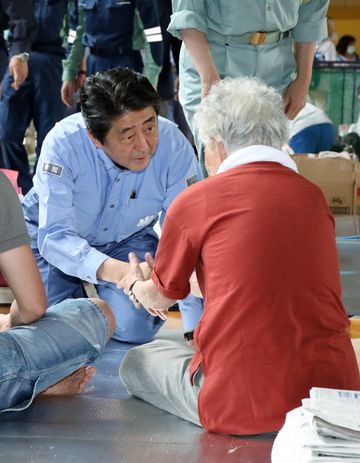 安倍总理为了视察2018年7月暴雨造成的灾害状况访问了冈山县。