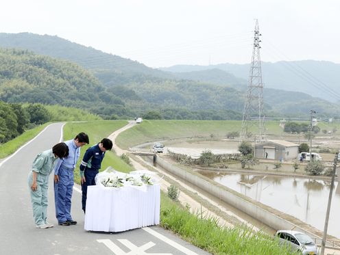 安倍总理为了视察2018年7月暴雨造成的灾害状况访问了冈山县。