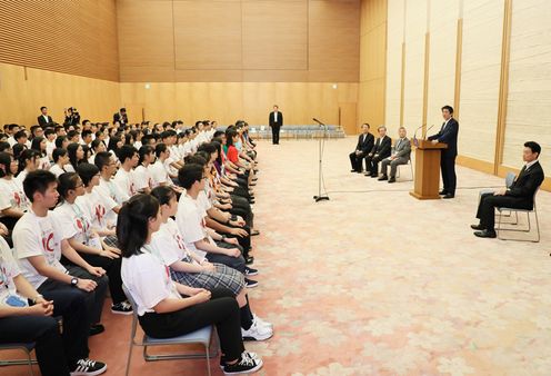 安倍总理在总理大臣官邸接受了“日中小大使”10周年纪念代表团等的拜会。