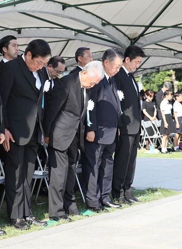 安倍总理出席了在广岛市和平纪念公园举行的广岛市原子弹爆炸遇难者悼念暨和平祈愿仪式。