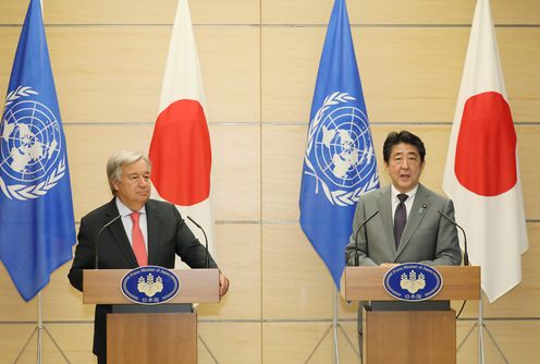 安倍总理在总理大臣官邸与联合国秘书长安东尼奥・马努埃尔・德奥利维拉・古特雷斯举行了会谈等。