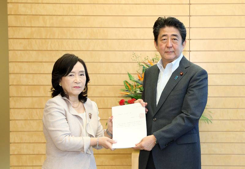 安倍总理在总理大臣官邸接收了人事院递交的人事院劝告等。