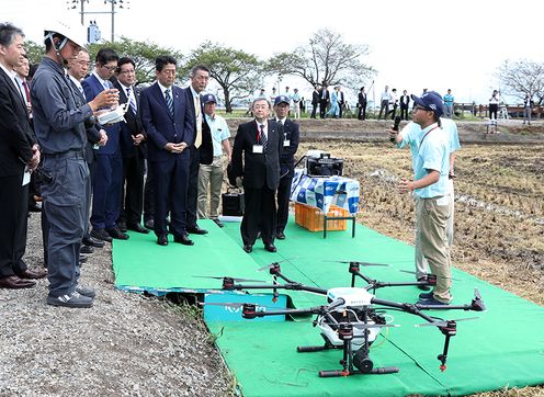安倍总理访问了新泻县。