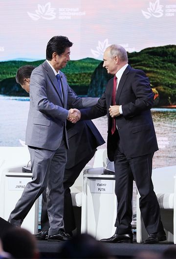 安倍总理为了出席第四届东方经济论坛等，访问了俄罗斯联邦的符拉迪沃斯托克。