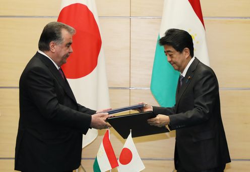 安倍总理在总理大臣官邸与塔吉克斯坦共和国总统埃莫马利・拉赫蒙举行了首脑会谈等。