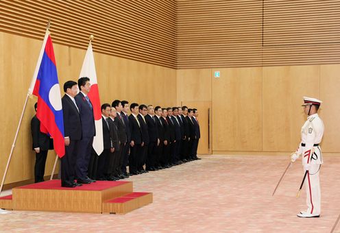 安倍总理在总理大臣官邸与老挝人民民主共和国总理通伦·西苏里举行了首脑会谈等。