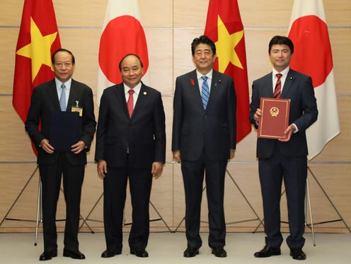 安倍总理在总理大臣官邸与越南社会主义共和国总理阮春福举行了首脑会谈等。