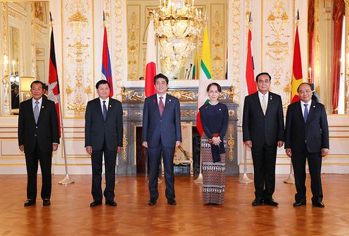 安倍总理出席了在迎宾馆赤坂离宫举行的第10届日本・湄公河流域国家首脑会议等。