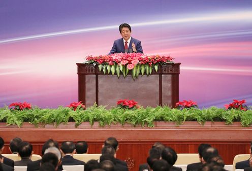 安倍总理访问了中华人民共和国的北京市。