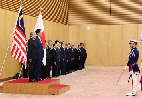 安倍总理在总理大臣官邸与马来西亚总理马哈蒂尔·宾·穆罕默德举行了首脑会谈等。