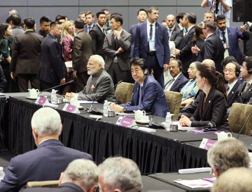 安倍总理出席了东南亚国家联盟（ASEAN）相关首脑会议等。