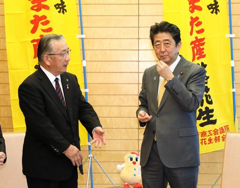 安倍总理在总理大臣官邸接受了千叶县八街市市长北村新司、花生行业人士等的拜访。