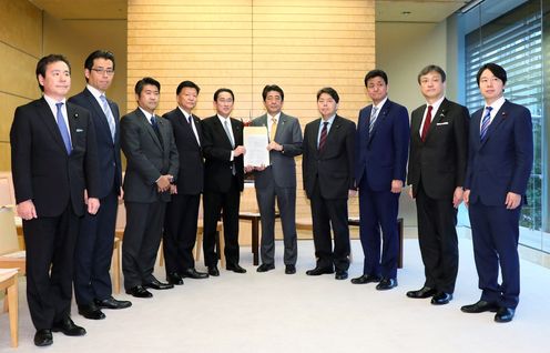 安倍总理在总理大臣官邸接收了自由民主党经济成长战略本部的建议。