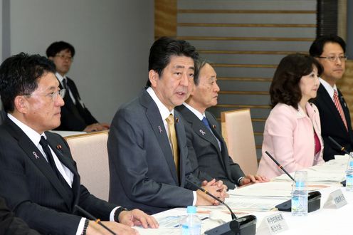 安倍总理在总理大臣官邸召开了第40次综合科学技术・创新会议。