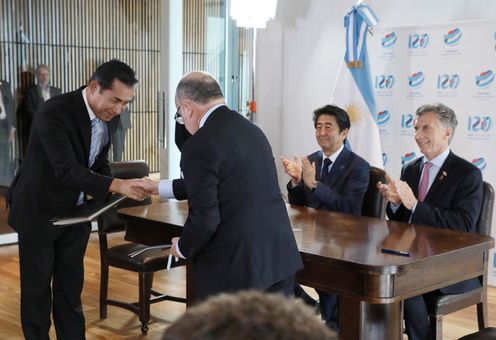 安倍总理为了出席G20布宜诺斯艾利斯峰会等访问了阿根廷共和国。