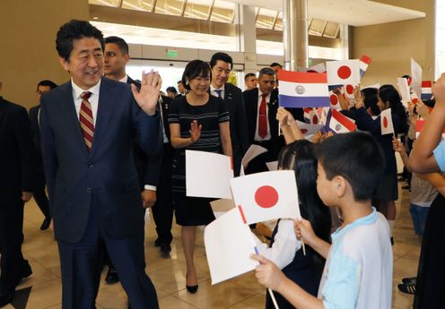 安倍总理访问了巴拉圭共和国的亚松森。