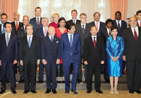 安倍总理在总理大臣公邸邀请会说日语的驻日各国大使举行了午餐会。