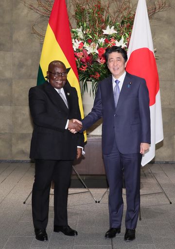 安倍总理在总理大臣官邸与加纳共和国总统纳纳・阿多・丹夸・阿库福-阿多举行了首脑会谈等。