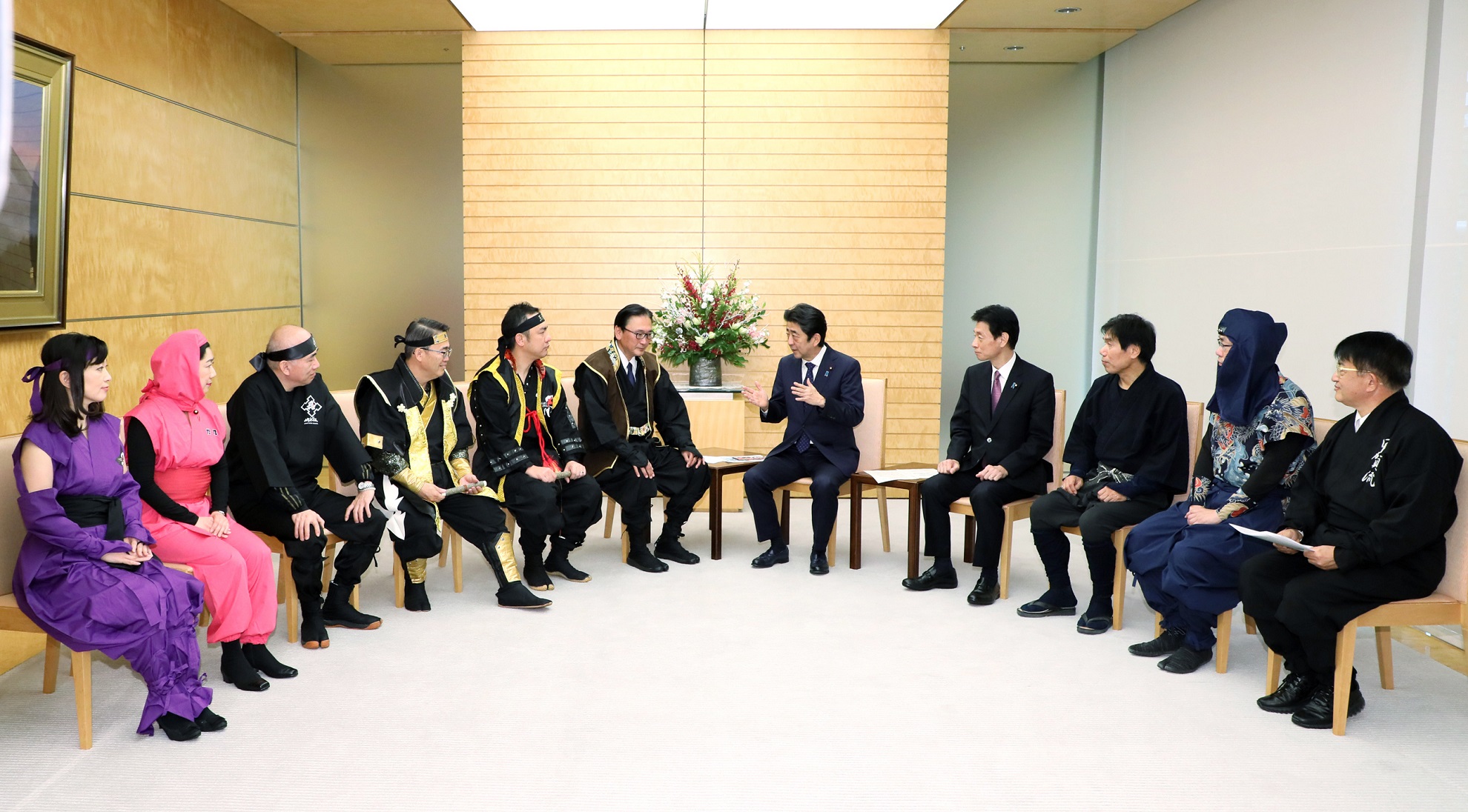 安倍总理在总理大臣官邸接受了忍者NINJA议员联盟及日本忍者协议会的拜访。