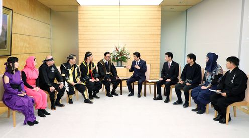安倍总理在总理大臣官邸接受了忍者NINJA议员联盟及日本忍者协议会的拜访。