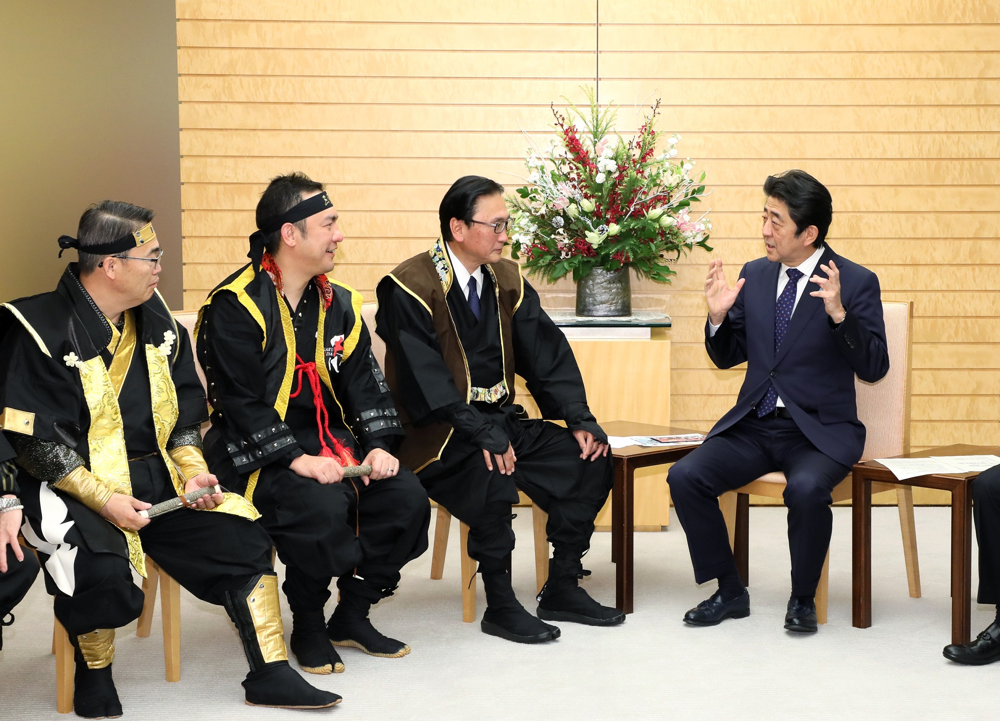 安倍总理在总理大臣官邸接受了忍者NINJA议员联盟及日本忍者协议会的拜访。