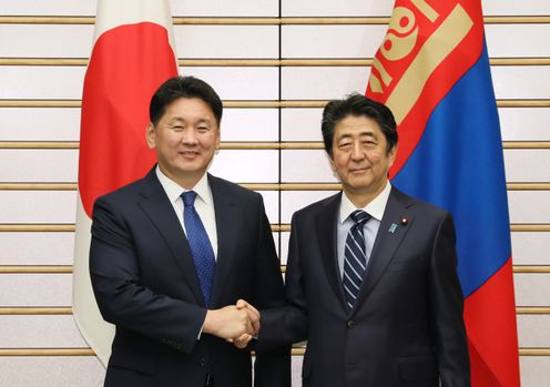 安倍总理在总理大臣官邸与蒙古国总理乌赫那・呼日勒苏赫举行了首脑会谈等。
