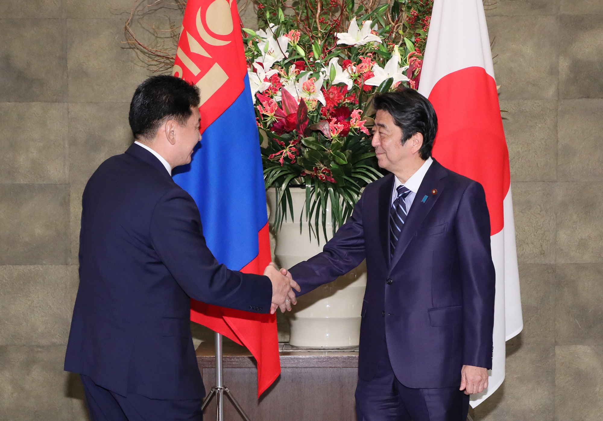 安倍总理在总理大臣官邸与蒙古国总理乌赫那・呼日勒苏赫举行了首脑会谈等。