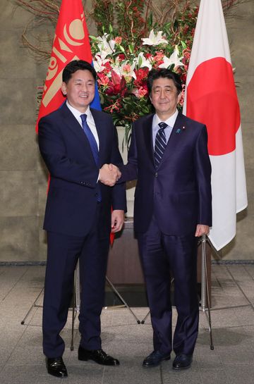 安倍总理在总理大臣官邸与蒙古国总理乌赫那・呼日勒苏赫举行了首脑会谈等。