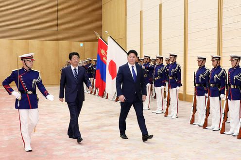 安倍总理在总理大臣官邸与蒙古国总理乌赫那・呼日勒苏赫举行了首脑会谈等。