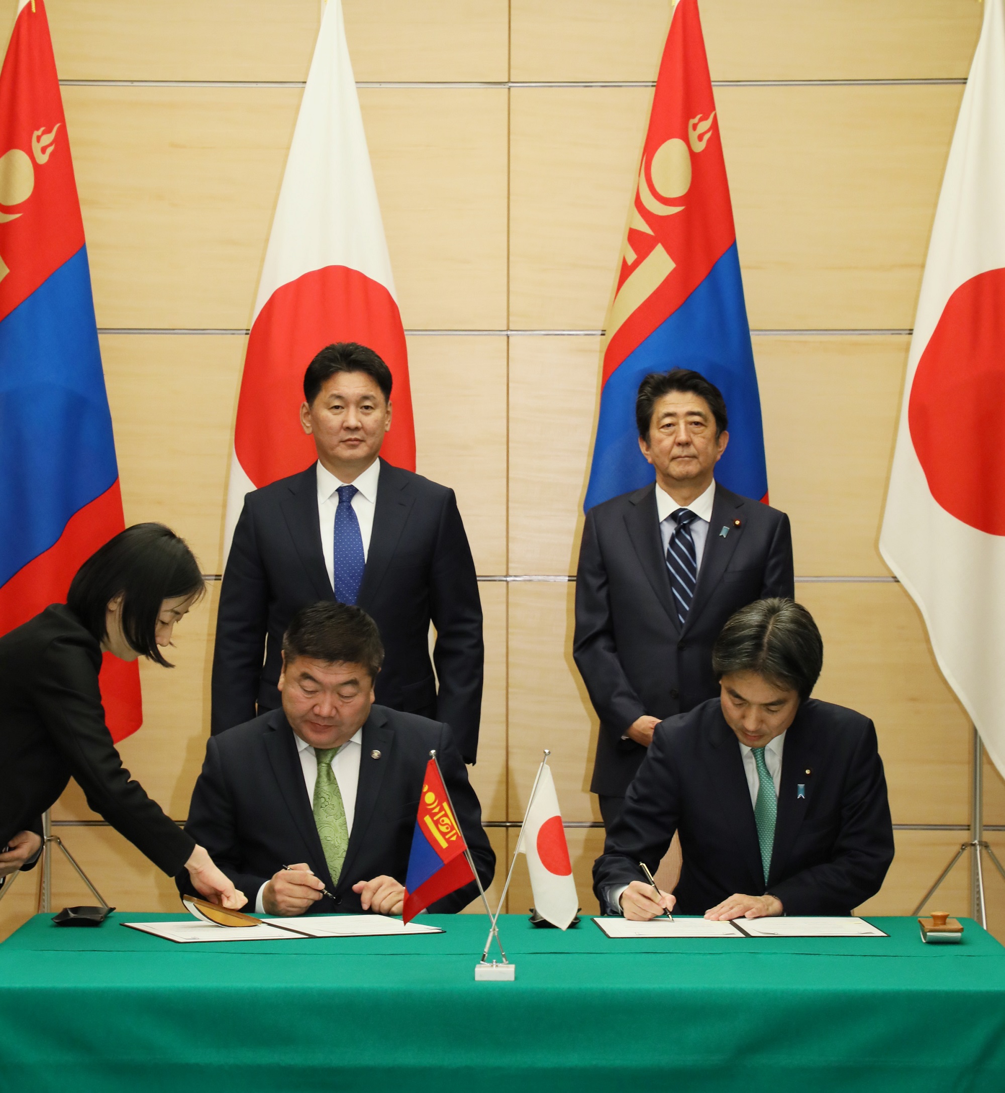 安倍总理在总理大臣官邸与蒙古国总理乌赫那・呼日勒苏赫举行了首脑会谈等。