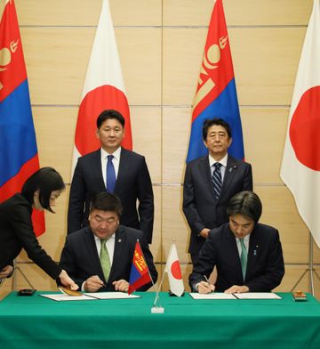 安倍总理在总理大臣官邸与蒙古国总理乌赫那・呼日勒苏赫举行了首脑会谈等。