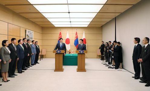 安倍总理在总理大臣官邸与蒙古国总理乌赫那・呼日勒苏赫举行了首脑会谈等。