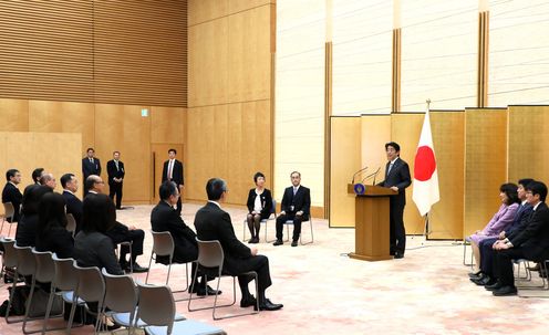 安倍总理在总理大臣官邸出席了女性绽放光彩先进企业表彰仪式。