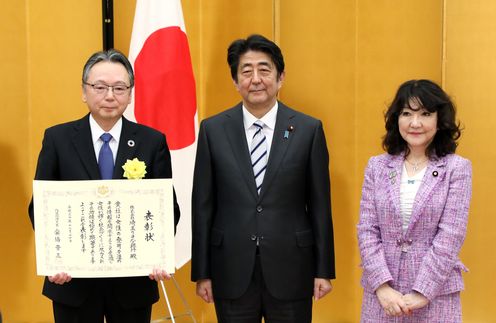 安倍总理在总理大臣官邸出席了女性绽放光彩先进企业表彰仪式。