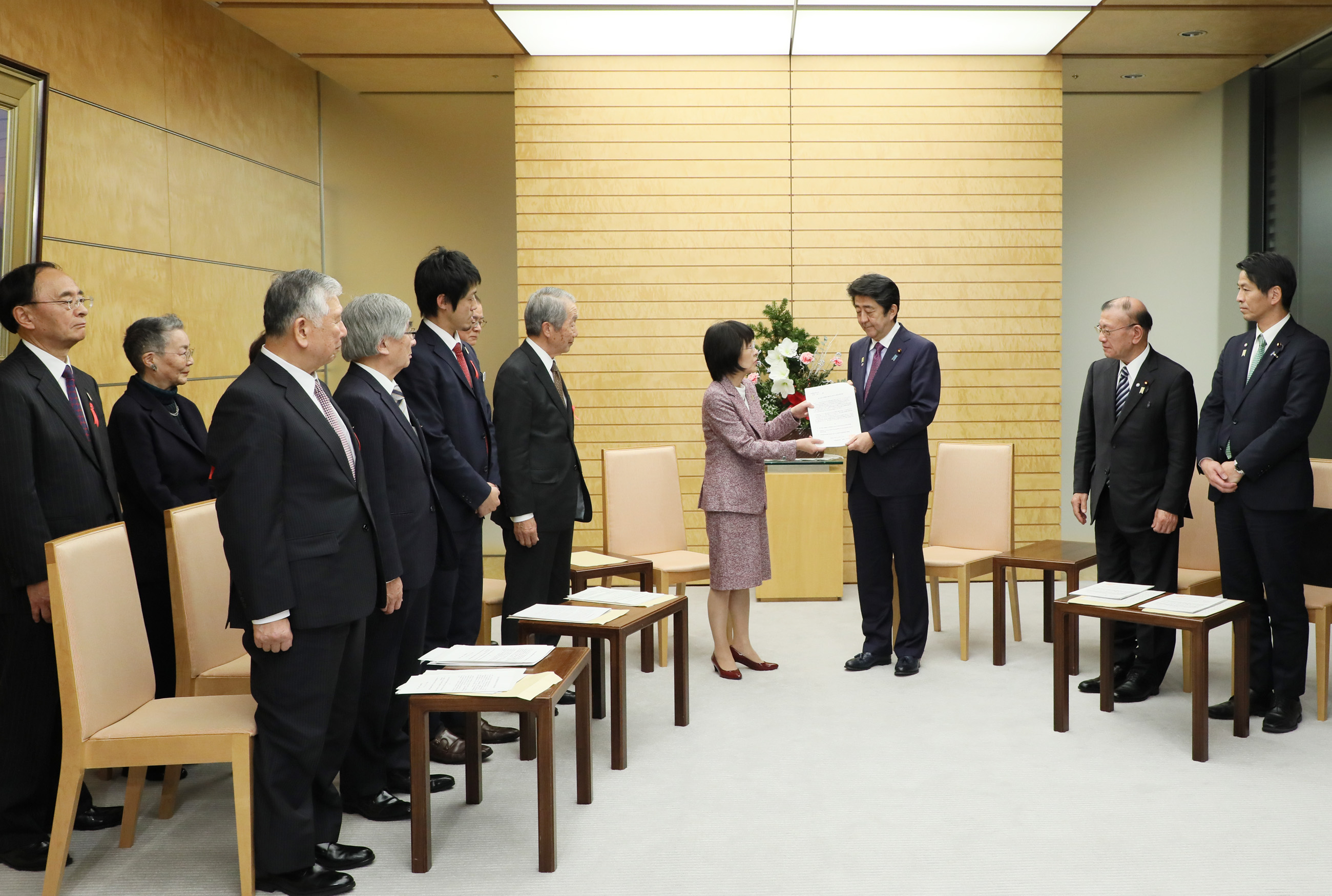 安倍总理在总理大臣官邸接收了北海道知事高桥春美等提出的有关促进北方领土归还的政府要求。 